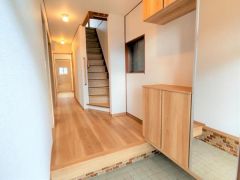 全床リフォーム済みでキレイな廊下