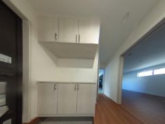 気持ちよく家族を迎えられる玄関収納付き