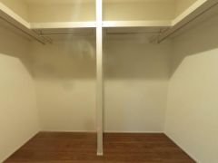 季節物の衣装もスッキリ収納できるWIC