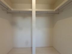 季節物の衣装もスッキリ収納できるWIC