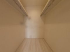 季節物の衣装もスッキリ収納できるWIC