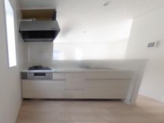 料理をしながら会話を楽しめる対面キッチン