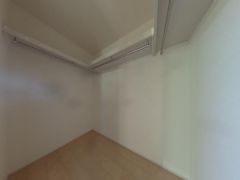 季節物の衣装もスッキリ収納できるWIC