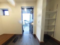 気持ちよく家族を迎えられる玄関収納付き