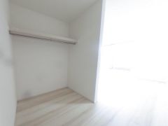 季節物の衣装もスッキリ収納できるWIC