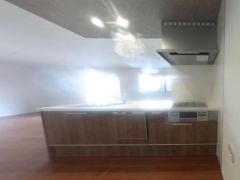 料理をしながら会話を楽しめる対面キッチン