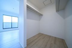 季節物の衣装もスッキリ収納できるWIC