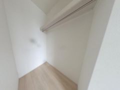 季節物の衣装もスッキリ収納できるWIC