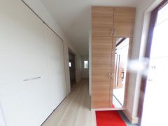 気持ちよく家族を迎えられる玄関収納付き
