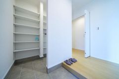 気持ちよく家族を迎えられる玄関収納付き