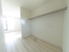 季節物の衣装もスッキリ収納できるWIC