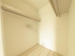季節物の衣装もスッキリ収納できるWIC