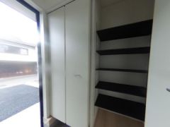 気持ちよく家族を迎えられる玄関収納付き