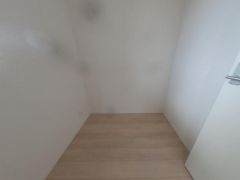 季節物の衣装もスッキリ収納できる納戸