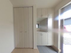 気持ちよく家族を迎えられる玄関収納付き