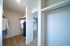 季節物の衣装もスッキリ収納できるWIC