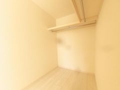 季節物の衣装もスッキリ収納できるWIC