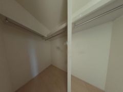 季節物の衣装もスッキリ収納できるWIC