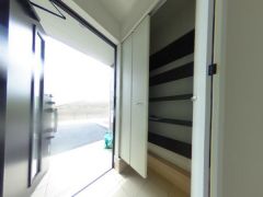 気持ちよく家族を迎えられる玄関収納付き