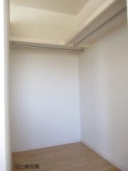 季節物の衣装もスッキリ収納できるWIC