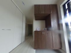 気持ちよく家族を迎えられる玄関収納付き