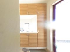 気持ちよく家族を迎えられる玄関収納付き