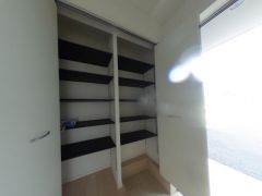 気持ちよく家族を迎えられる玄関収納付き
