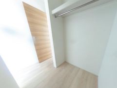季節物の衣装もスッキリ収納できるWIC
