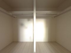 季節物の衣装もスッキリ収納できるWIC