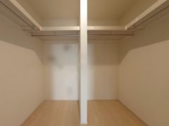 季節物の衣装もスッキリ収納できるWIC