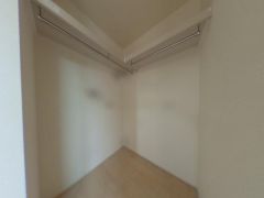 季節物の衣装もスッキリ収納できるWIC