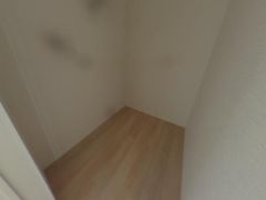 季節物の衣装もスッキリ収納できる納戸