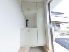 気持ちよく家族を迎えられる玄関収納付き