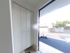 気持ちよく家族を迎えられる玄関収納付き