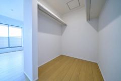 季節物の衣装もスッキリ収納できるWIC