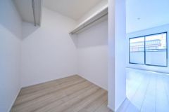 季節物の衣装もスッキリ収納できるWIC