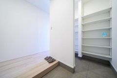 気持ちよく家族を迎えられる玄関収納付き