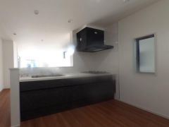 料理をしながら会話を楽しめる対面キッチン