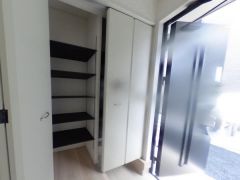 気持ちよく家族を迎えられる玄関収納付き