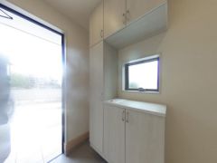 気持ちよく家族を迎えられる玄関収納付き