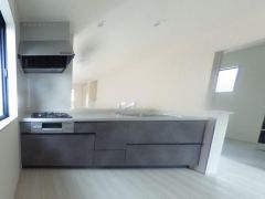 料理をしながら会話を楽しめる対面キッチン