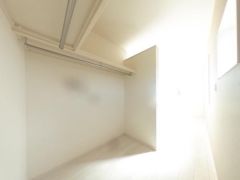 季節物の衣装もスッキリ収納できるWIC