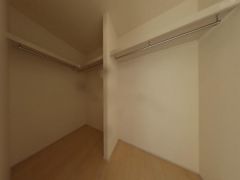 季節物の衣装もスッキリ収納できるWIC