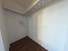 季節物の衣装もスッキリ収納できるWIC