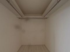 季節物の衣装もスッキリ収納できるWIC