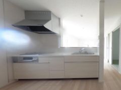 料理をしながら会話を楽しめる対面キッチン