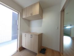 気持ちよく家族を迎えられる玄関収納付き