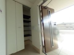 気持ちよく家族を迎えられる玄関収納付き
