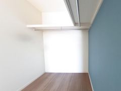 季節物の衣装もスッキリ収納できるWIC