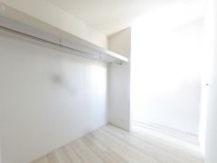 季節物の衣装もスッキリ収納できるWIC